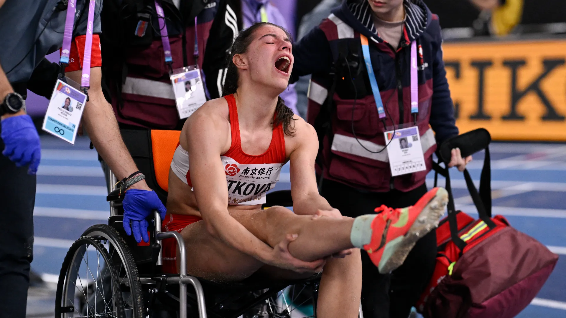 La campionessa si è fatta male durante la finale femminile di salto in lungo
