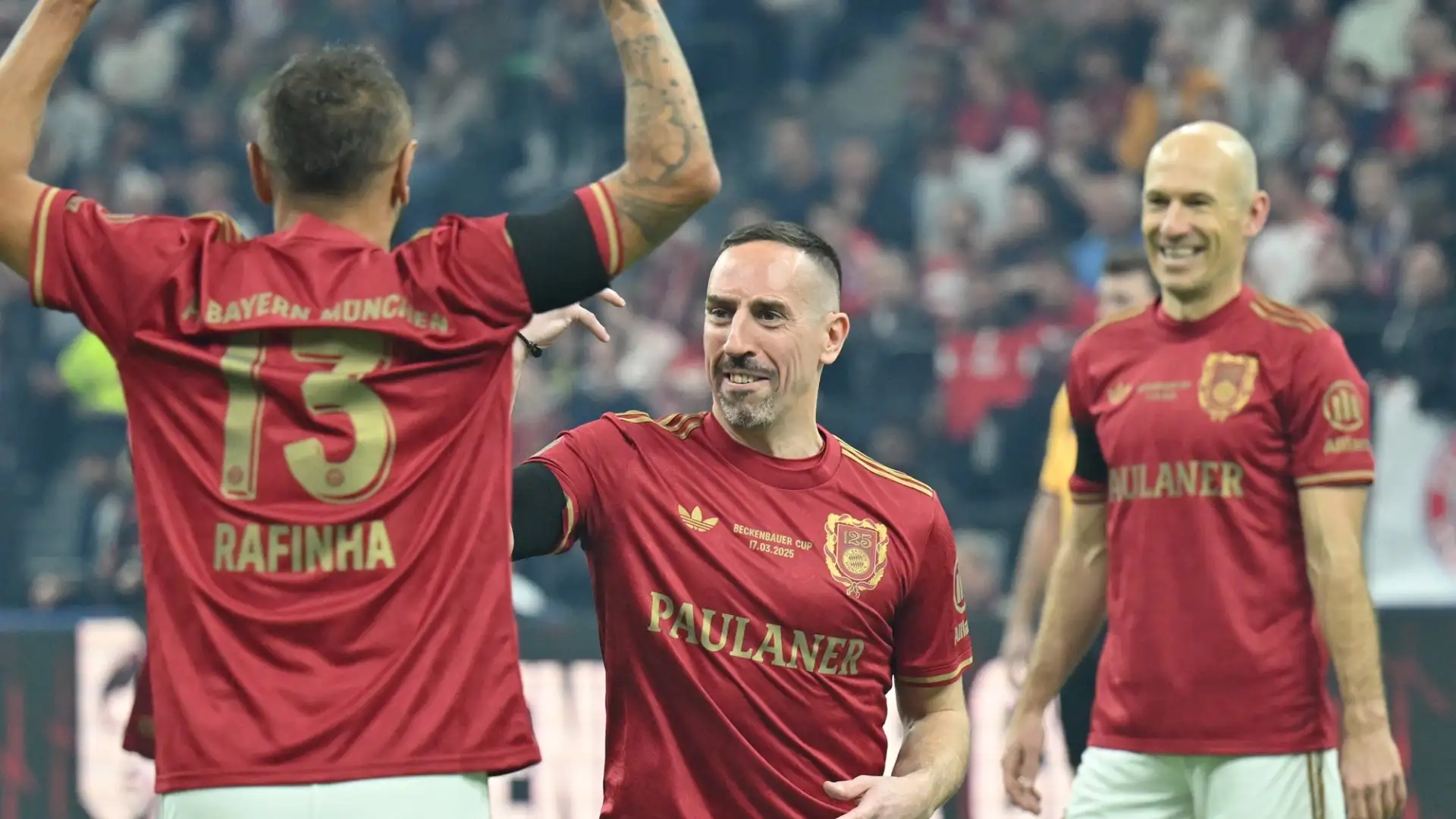 La finale tra il Real Madrid e il Bayern è stata vinta per 4-0 dai tedeschi grazie alla doppietta di Giovane Elber e ai gol di Rafinha e Van Bommel
