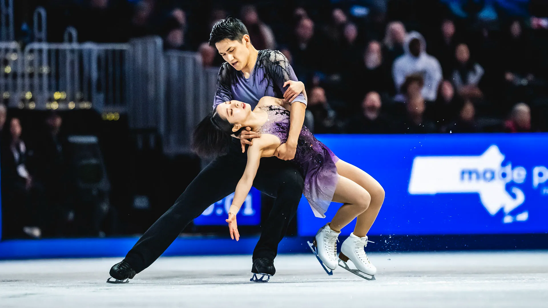 Grande spettacolo nella giornata d'apertura ai campionati mondiali di pattinaggio di figura a Boston