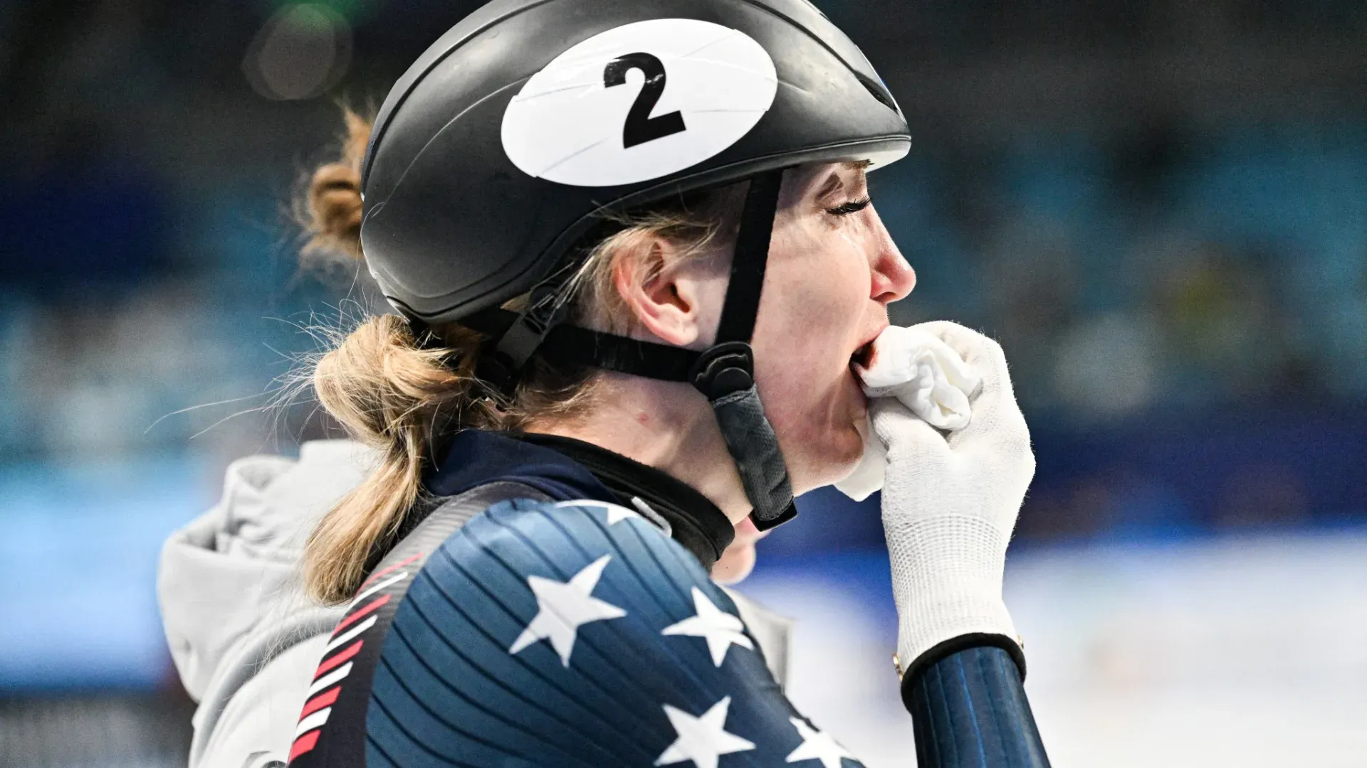 La campionessa statunitense si è ferita al labbro e ha iniziato a sanguinare
