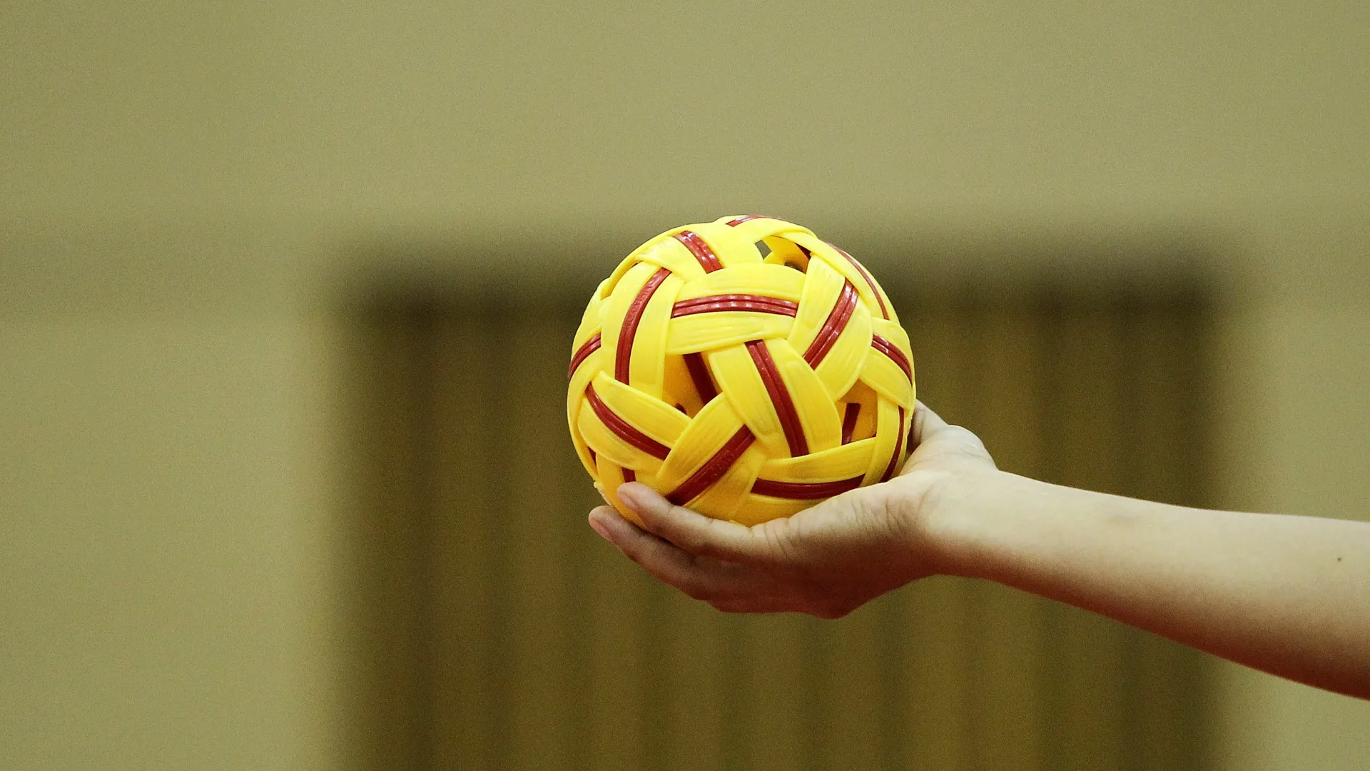 Simile al footvolley, viene giocato con una palla di rattan intrecciato
