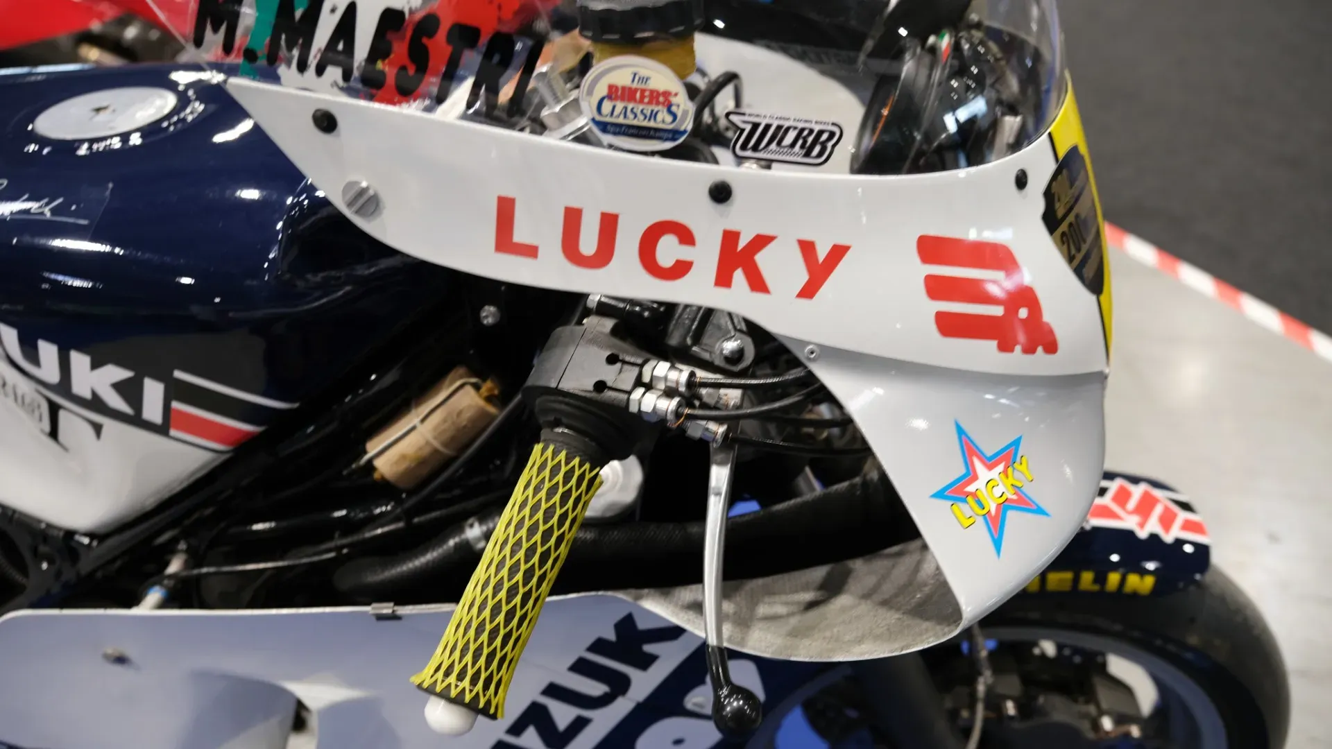 Lucchinelli pilota dallo stile aggressivo, istintivo e spettacolare, capace di portare la RG 500 al limite