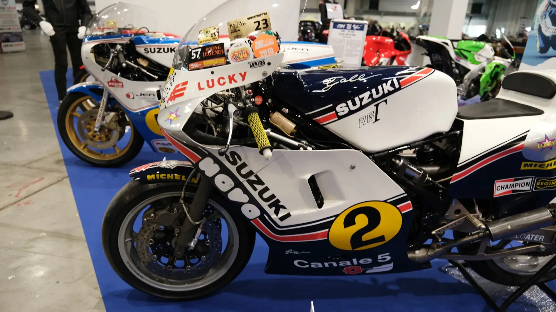 Moto da Gran Premio 500cc con motore 4 cilindri a due tempi, progettata per dominare le piste