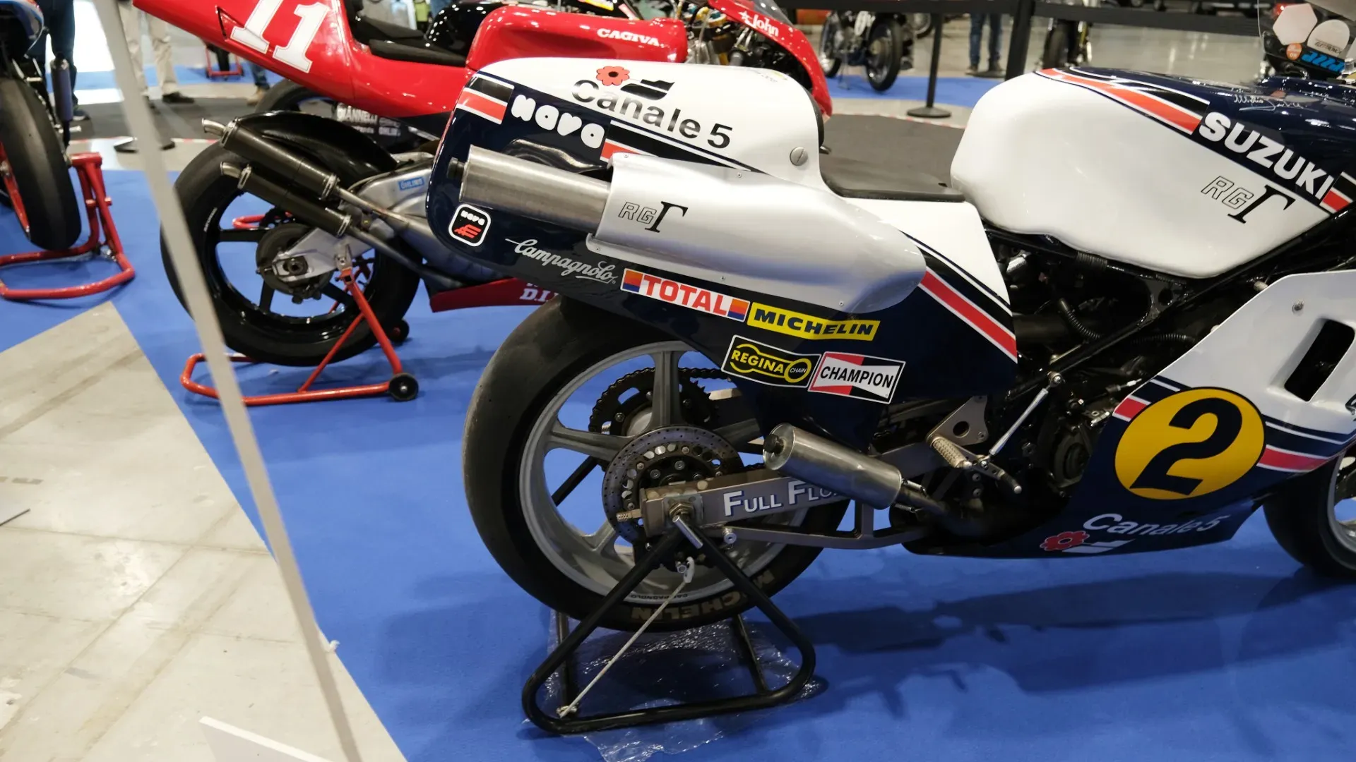 Il motore “square four”: configurazione compatta e potente, con un’erogazione brutale tipica dei 2 tempi da corsa