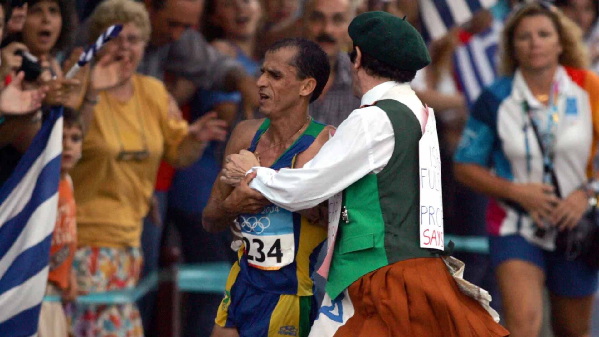 Indimenticabile l'episodio accaduto al maratoneta Vanderlei de Lima nel 2004
