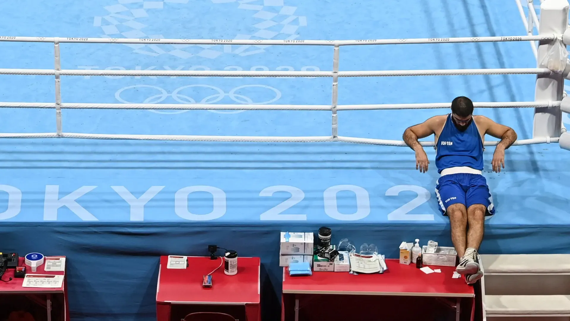 Aliev non ha preso bene la decisione dell'arbitro e ha optato per una sceneggiata
