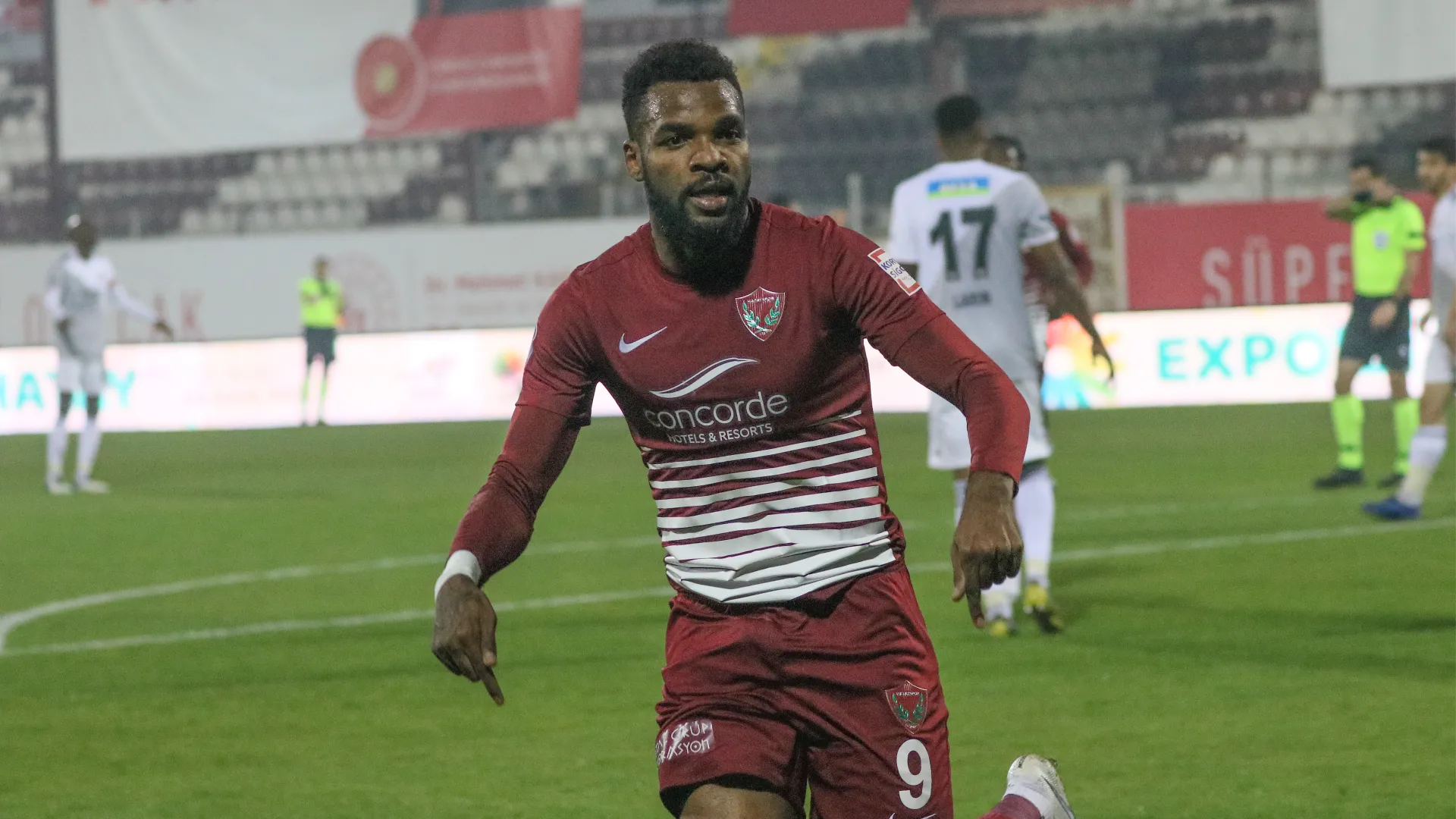 Con il club turco ha collezionato 22 gol in 36 partite laureandosi capocannoniere della Süper Lig 2020-2021
