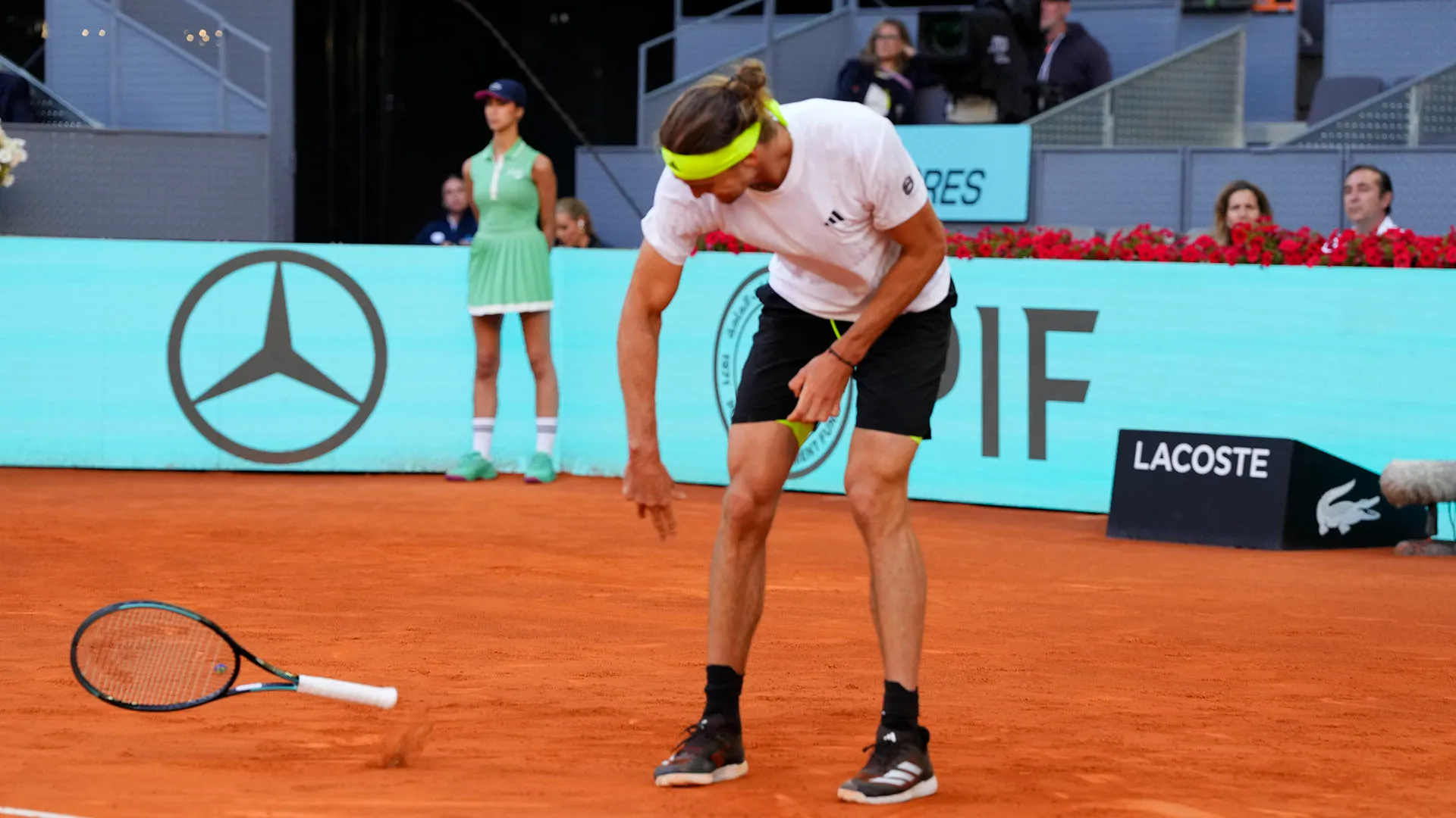 Dopo un punto perso, Zverev ha scagliato a terra la sua racchetta
