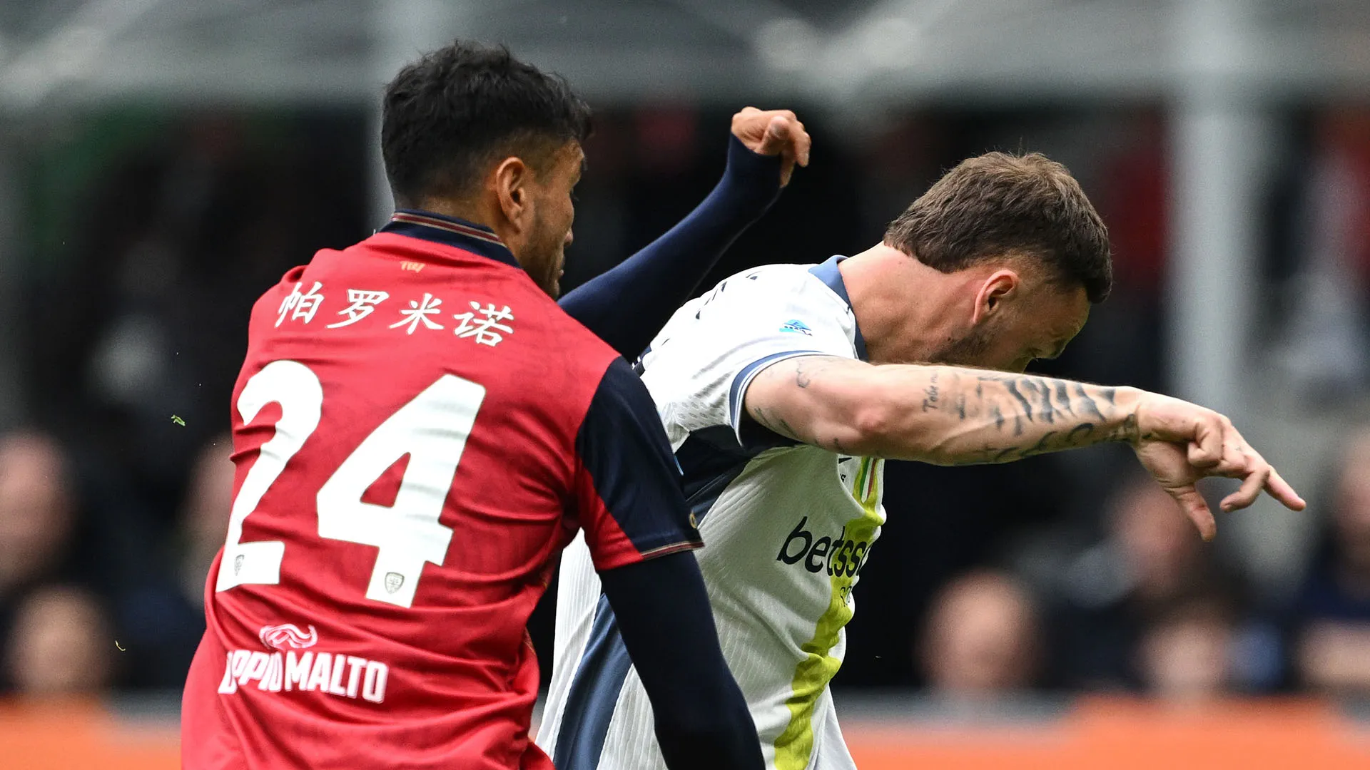 I nomi dei calciatori sono scritti in caratteri cinesi, a sottolineare l'incontro tra culture

