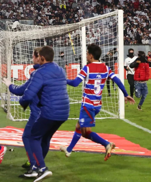 Battaglia tra tifosi e polizia, i calciatori scappano: due morti. Foto