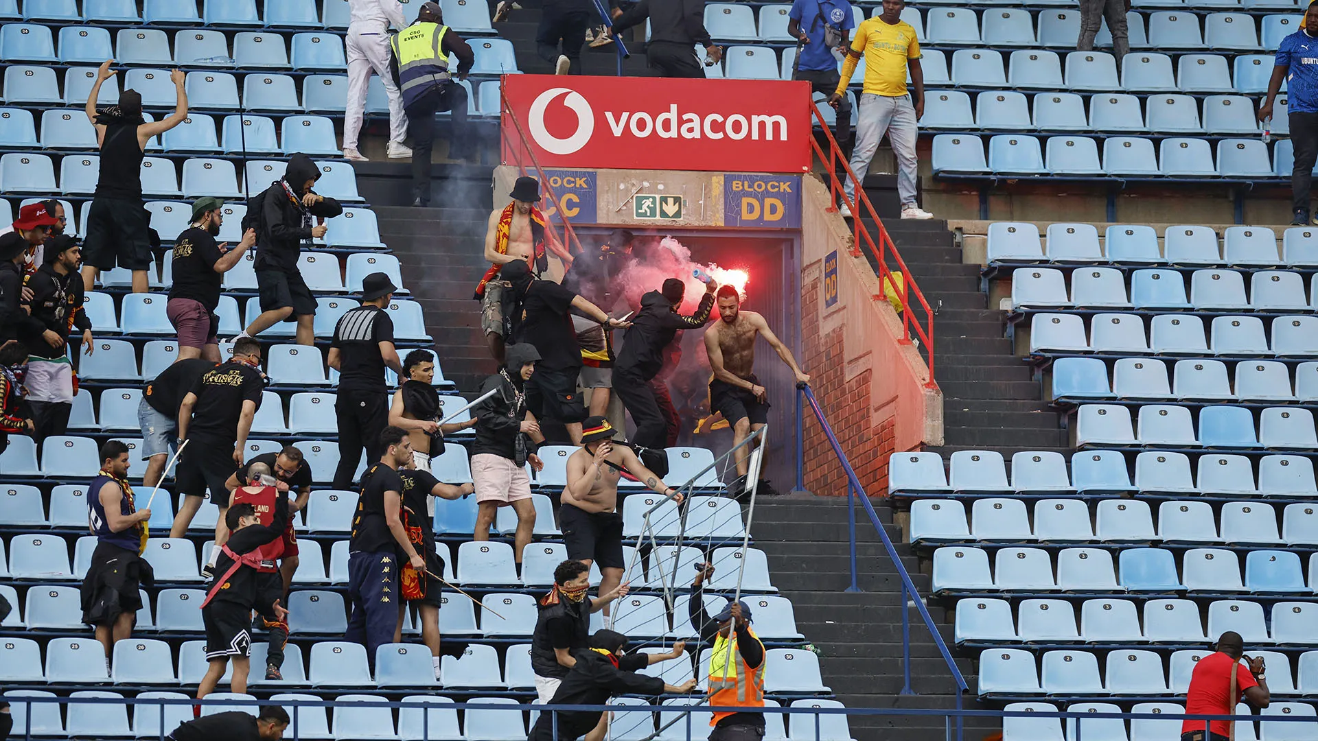 In tribuna le tifoserie rivali si sono scontrate duramente e con violenza