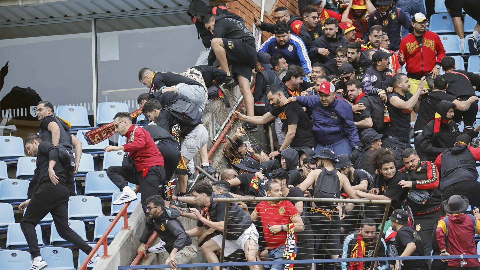 E' successo di tutto in tribuna durante la partita di CAF Champions League tra Mamelodi Sundowns e Esperance Sportive de Tunis