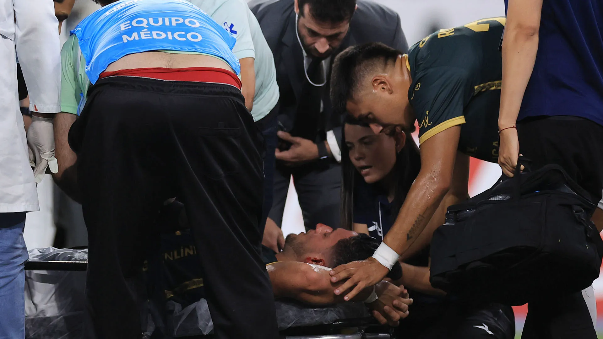 Dopo avergli prestato le prime cure, i medici l'hanno caricato in ambulanza
