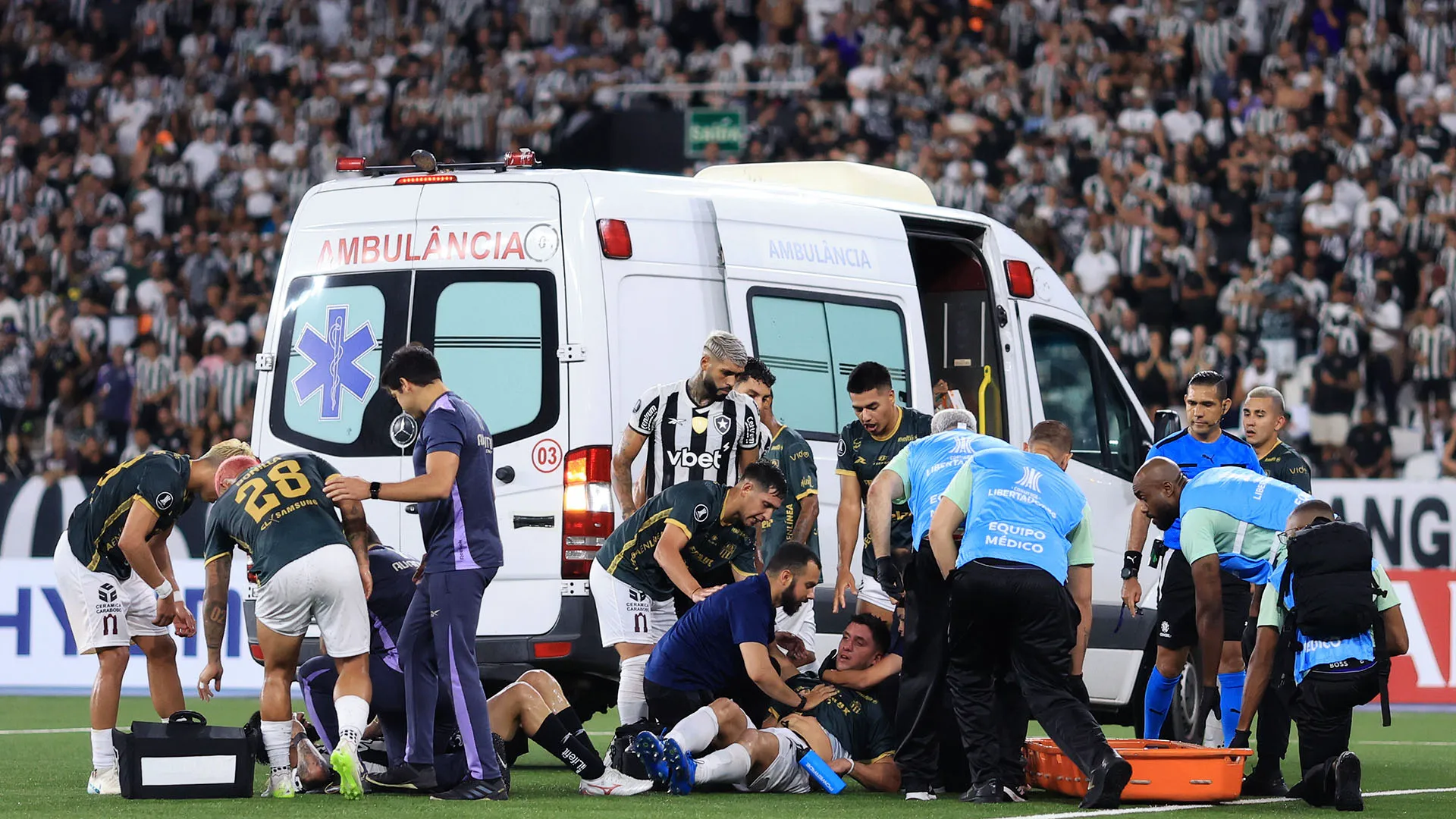 Lo staff medico si è precipitato in campo per soccorrere Neira
