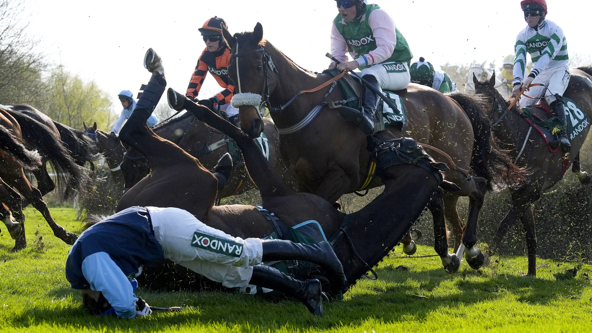 Tremendo incidente durante la Randox Foxhunters' Open Hunters' Chase
