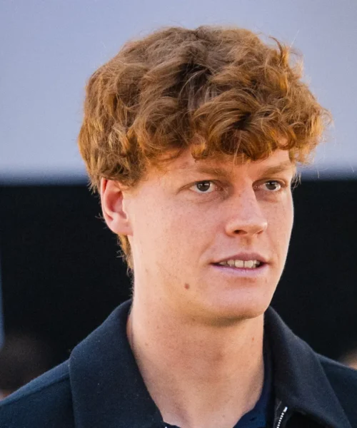 Jannik Sinner è a Roma: scortato dalla polizia. Il programma dell’Azzurro e i rumors su Lara Leito