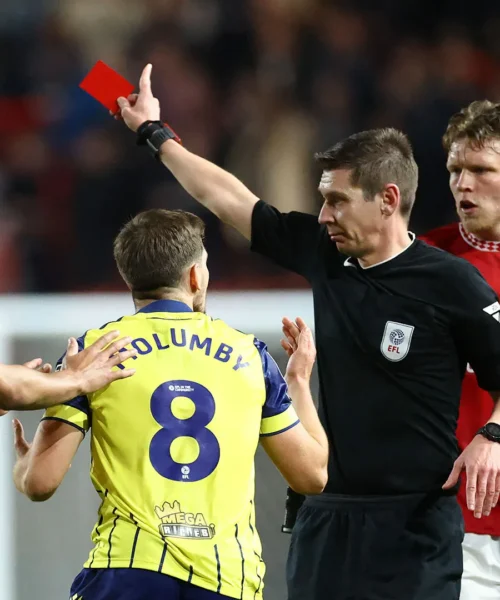 L’arbitro lo espelle e in campo si scatena l’inferno: immagini