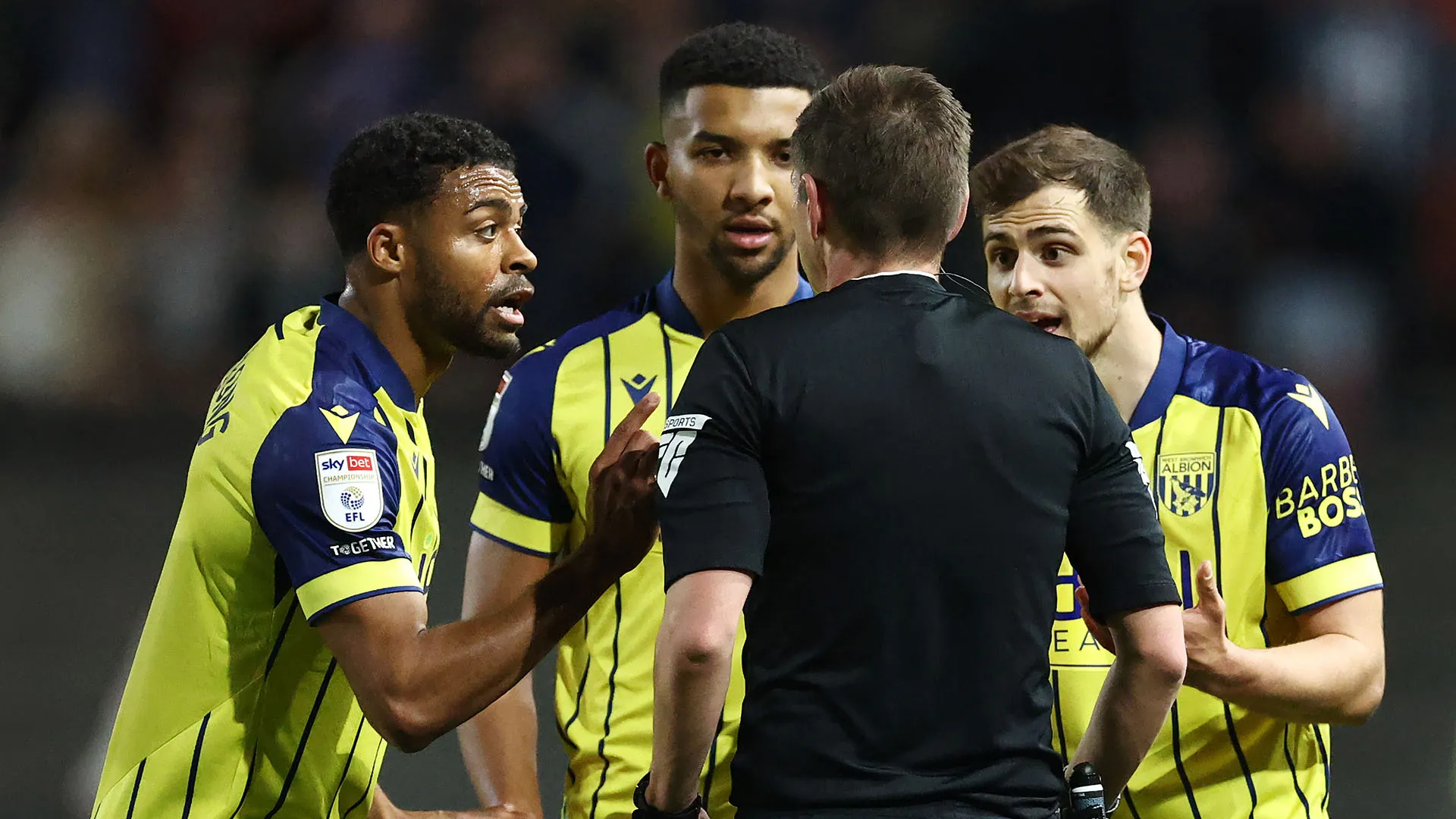 Durante la discussione si sono intromessi anche alcuni calciatori del Bristol
