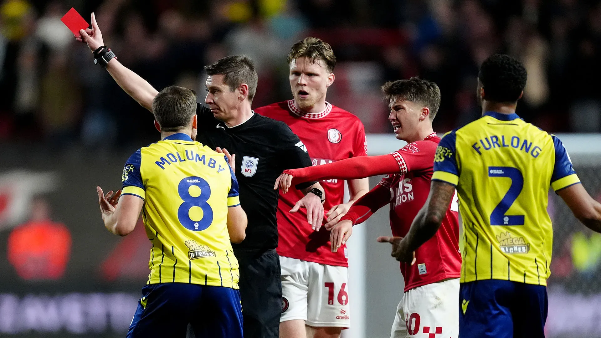 I calciatori del West Bromwich hanno accerchiato il direttore di gara
