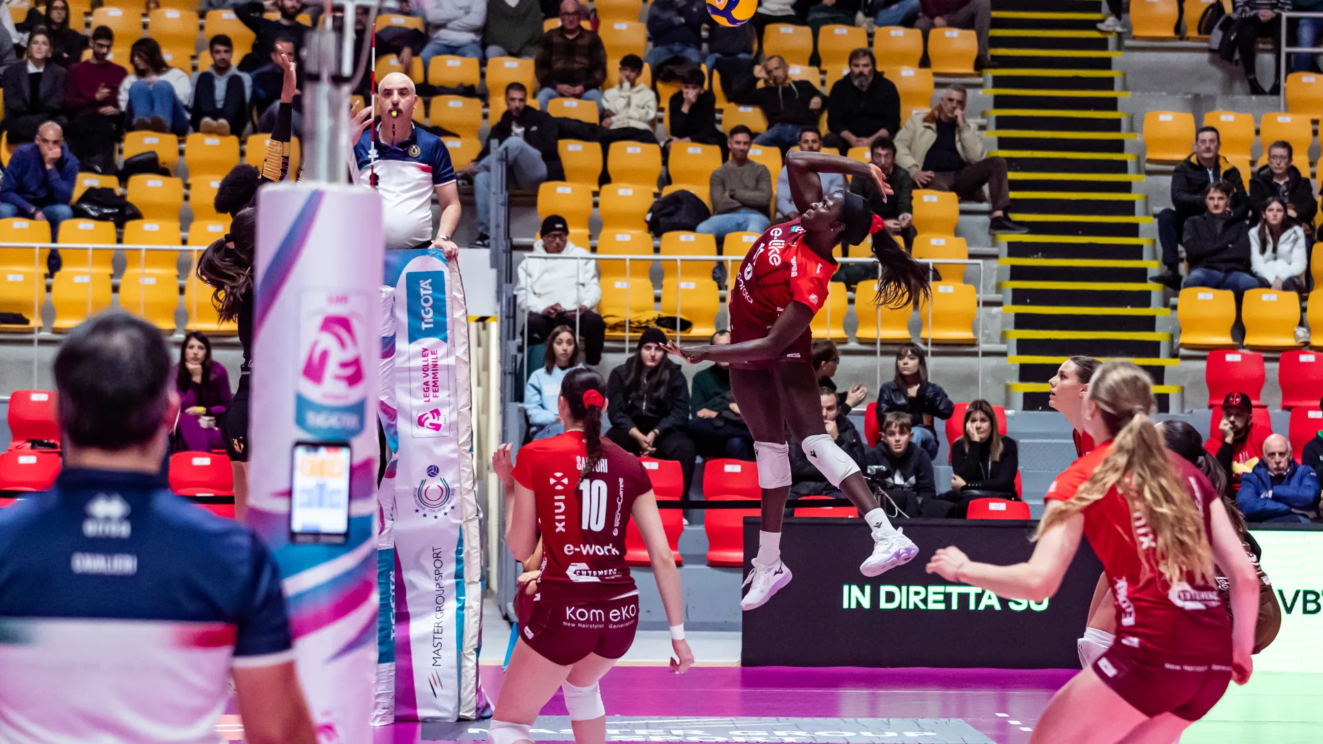 Nata a Napoli il 20 maggio 1999, Josephine Obossa ha iniziato la sua carriera nelle giovanili della Pallavolo Concordia e della Liu-Jo Modena. 