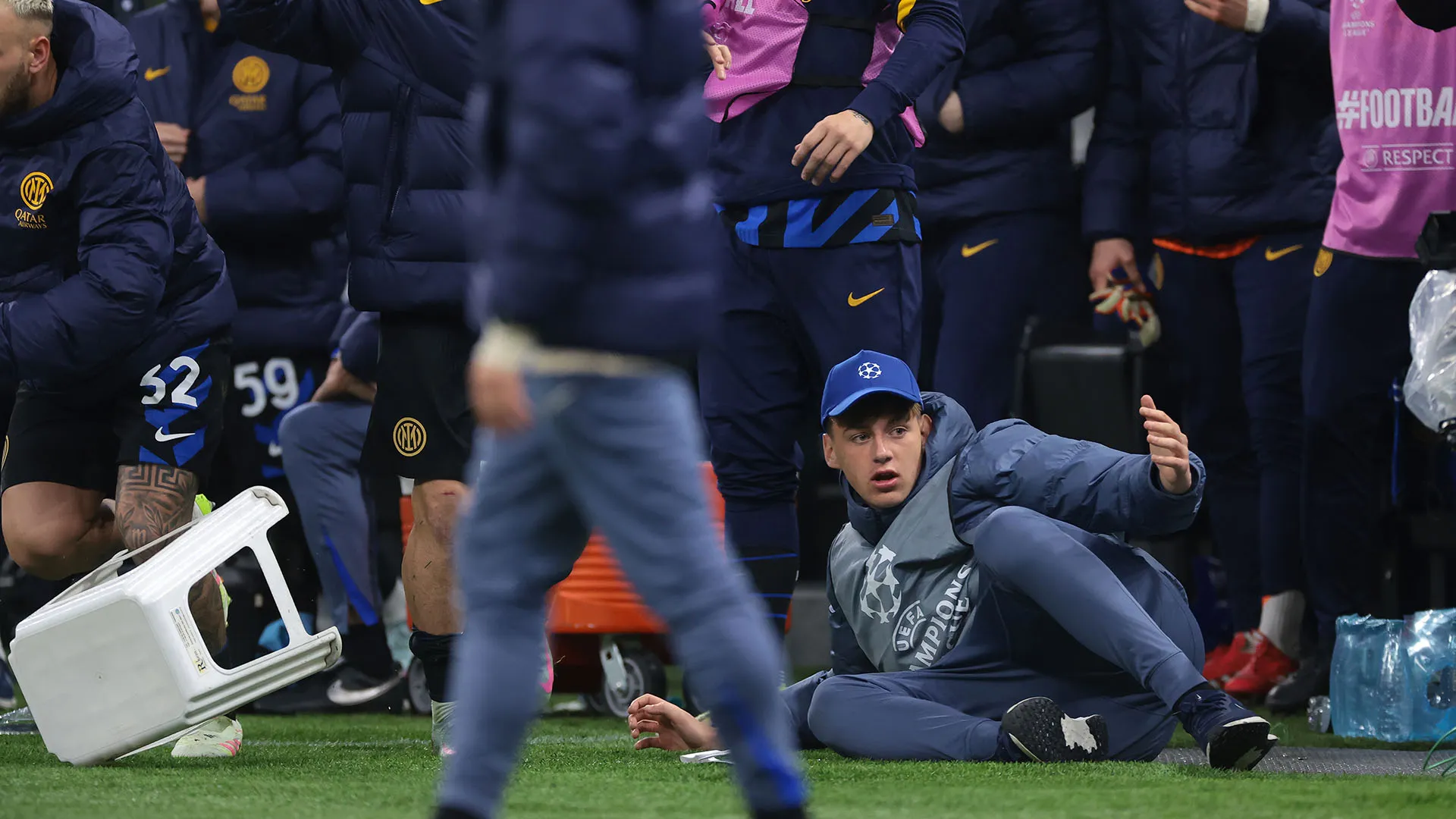 I giocatori dell'Inter in panchina reagiscono subito e affrontano la stella del Bayern