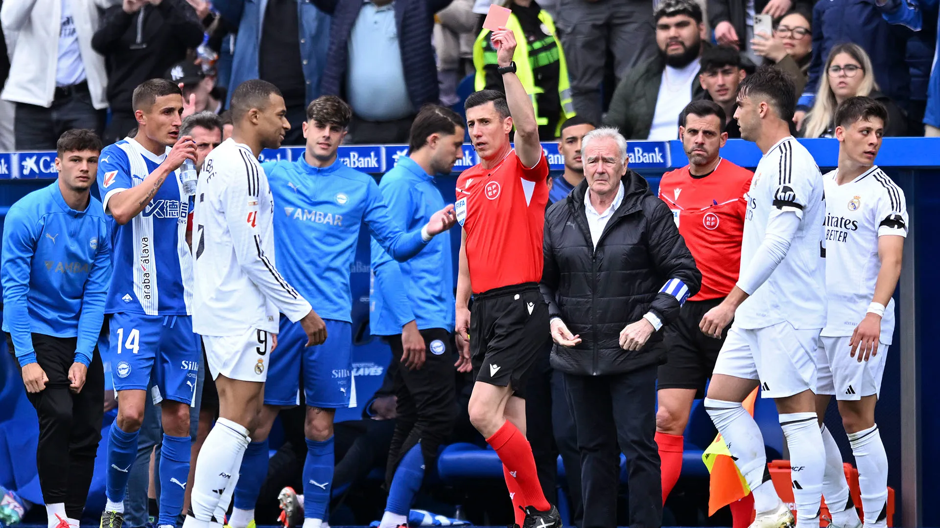 Il campione ha provato timidamente a protestare ma l'arbitro non ha revocato l'espulsione
