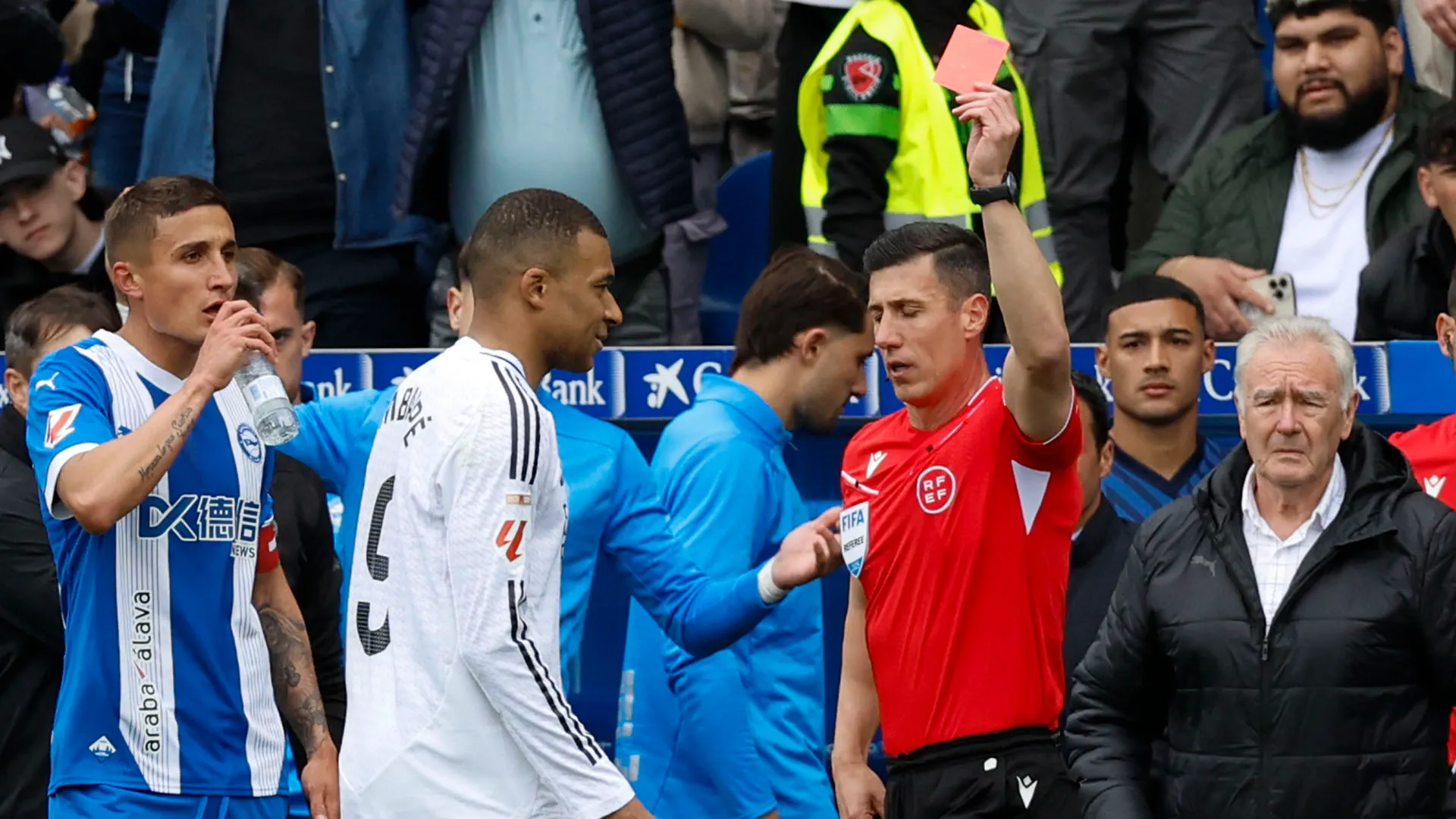 Follia di Kylian Mbappé: le immagini del gesto orribile