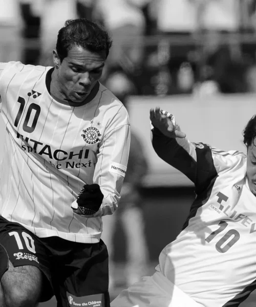 Il mondo del calcio piange Leandro Domingues, aveva 41 anni. Carriera in foto