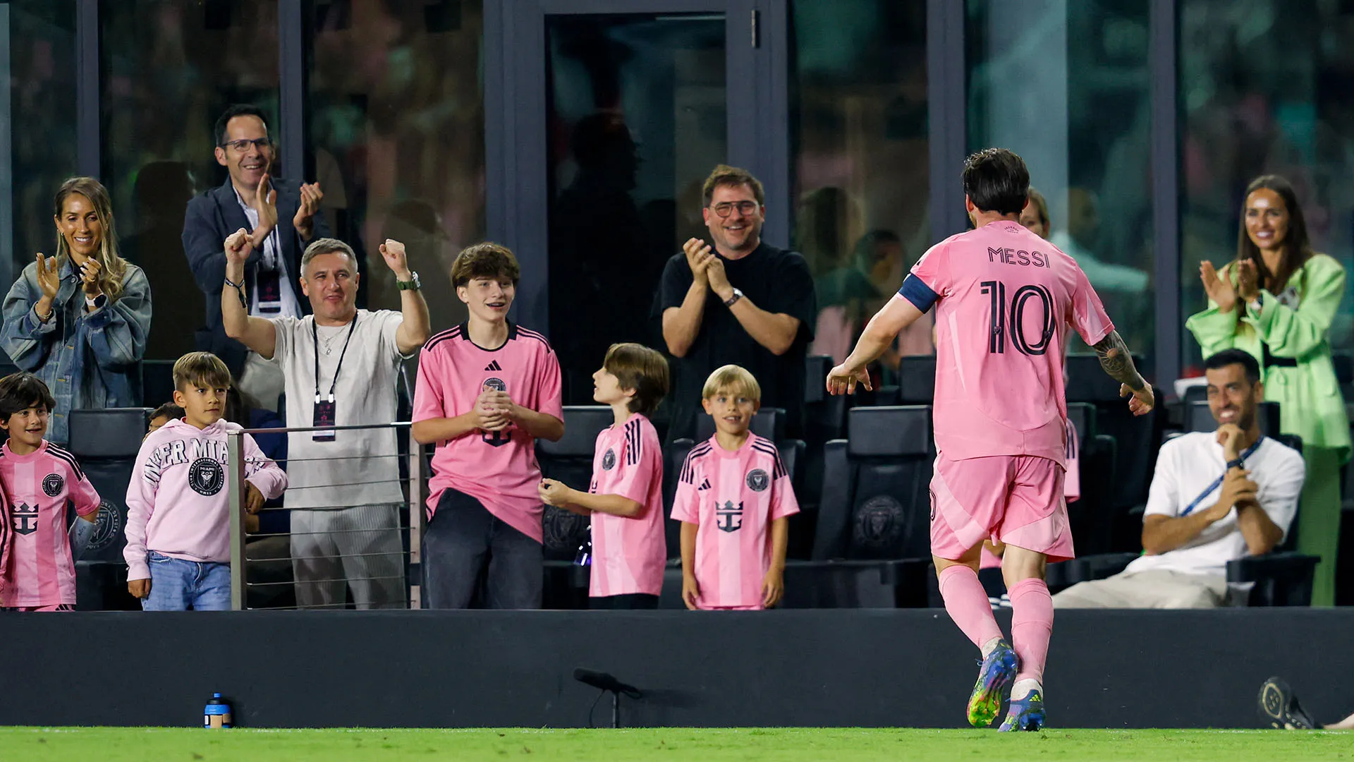Grande la gioia della leggenda argentina, che ha festeggiato con i figli in tribuna