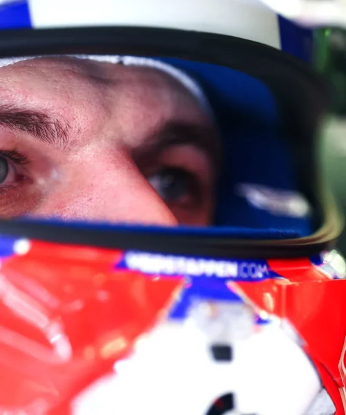 Max Verstappen torna a guidare la Ferrari in incognito. Foto