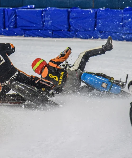 Cade e rischia di essere travolto: grande spavento per il campione, le foto
