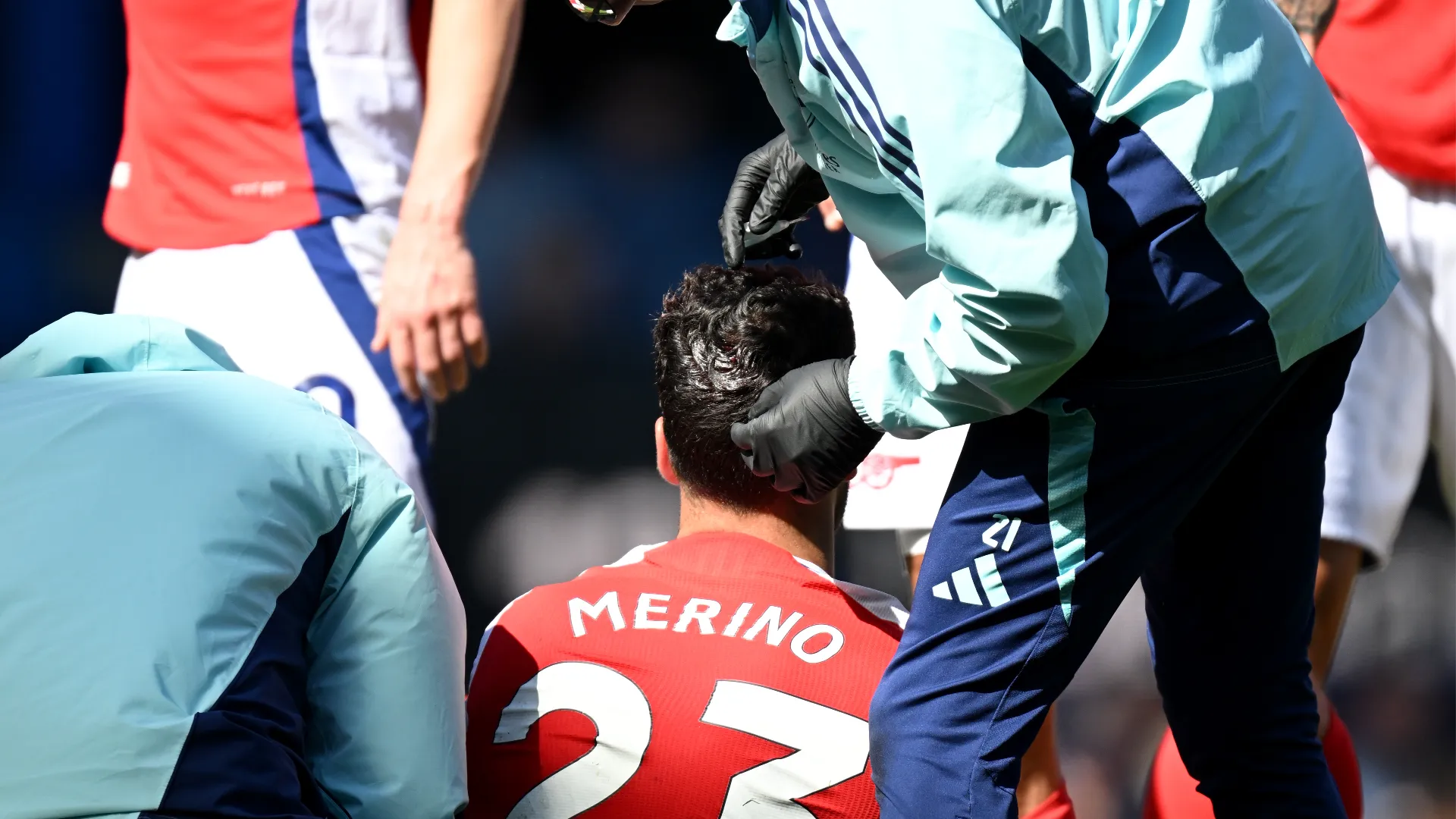 Il campione dell'Arsenal ha avuto la peggio nello scontro
