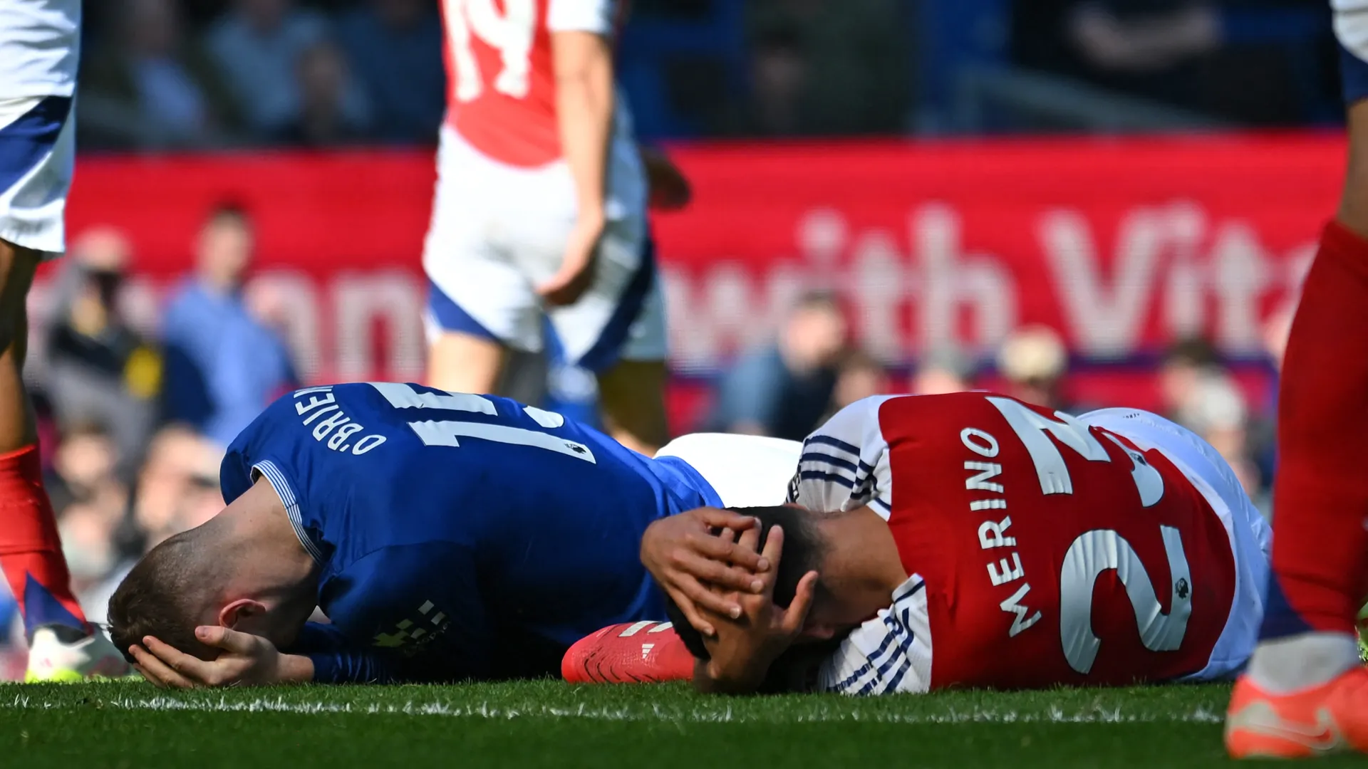 Durante la sfida contro l'Everton, Mikel Merino è stato colpito involontariamente da Jake O'Brien
