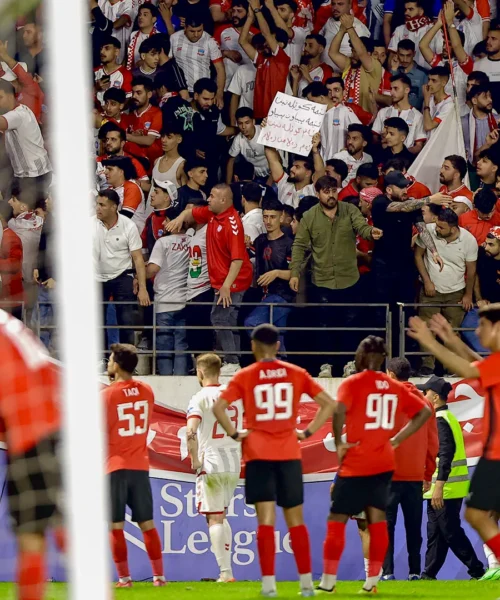 Scoppia la guerriglia in tribuna: tanti feriti e gara sospesa