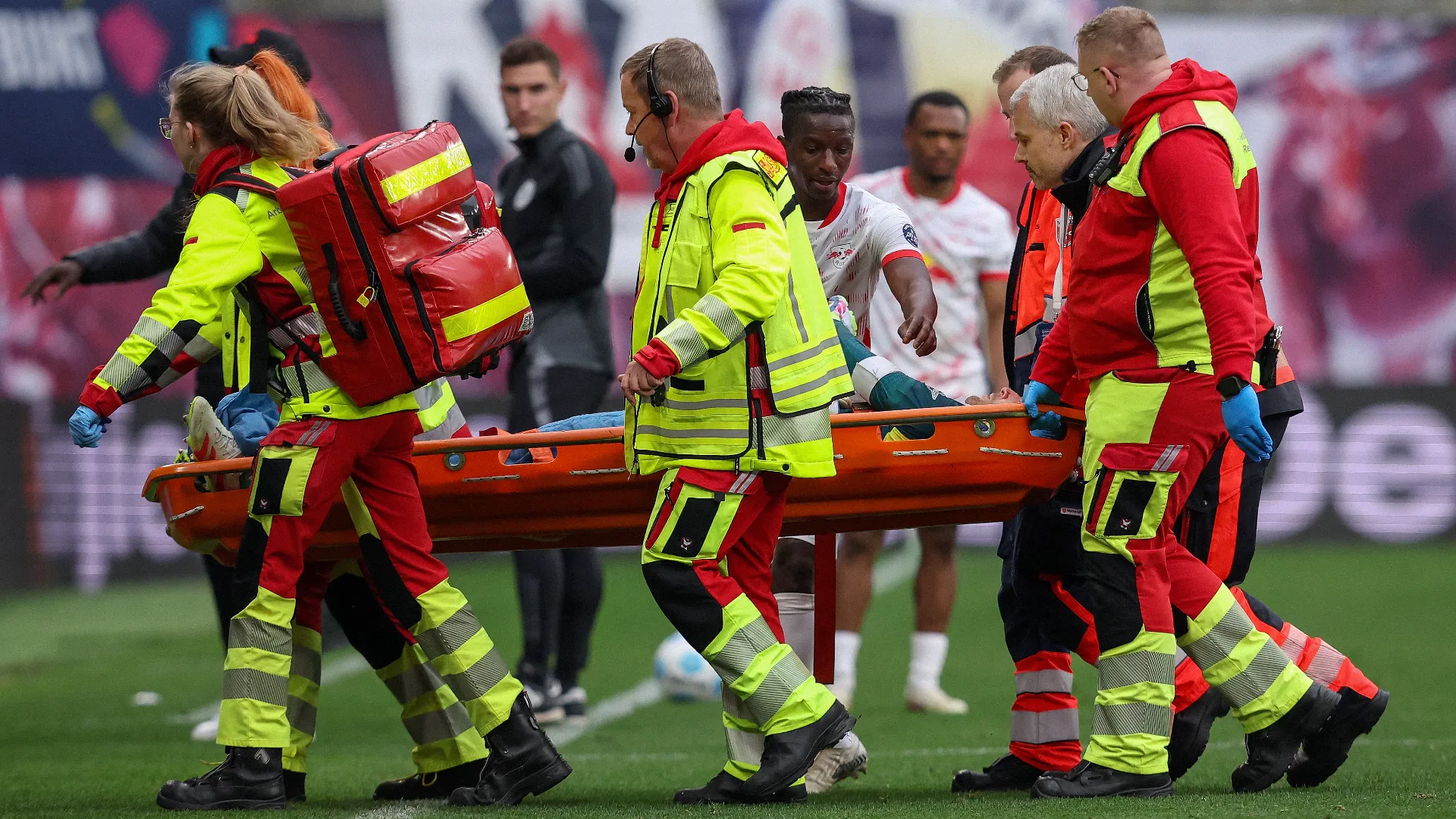 Il portiere è stato portato fuori dal campo in barella dallo staff medico