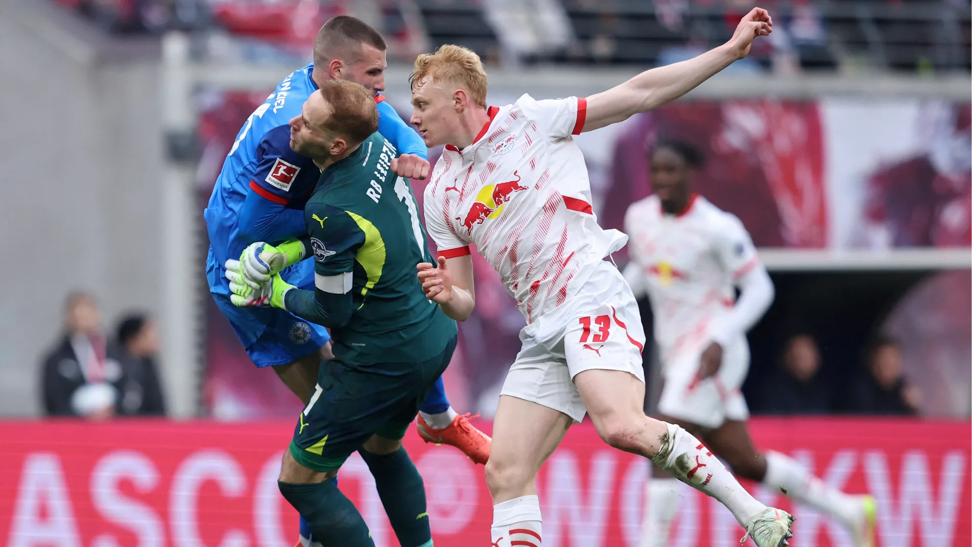 L'arbitro ha momentaneamente sospeso la partita per permettere le cure ai due campioni