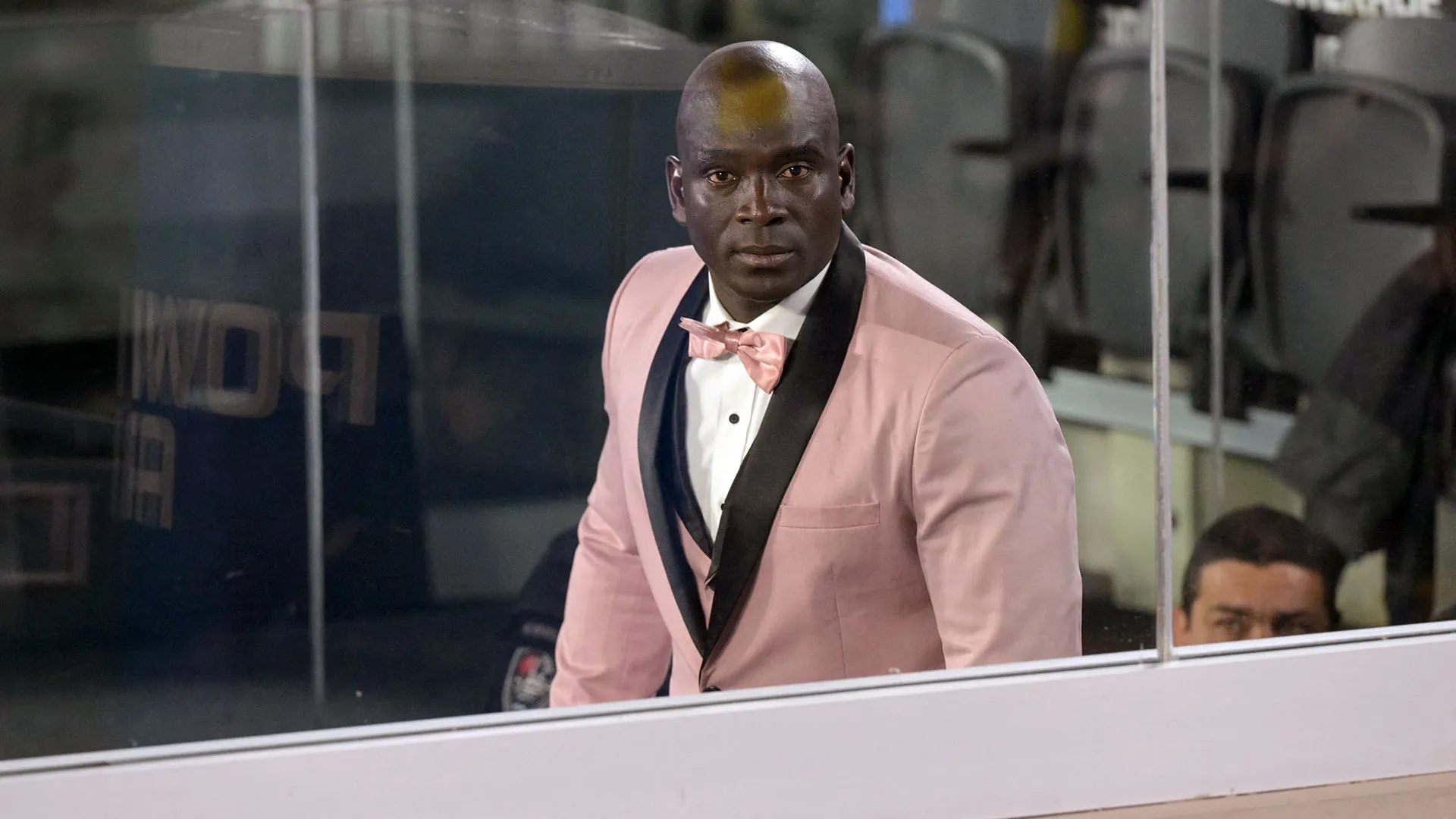 L'allenatore ha attirato l'attenzione dei media grazie ai suoi elegantissimi look
