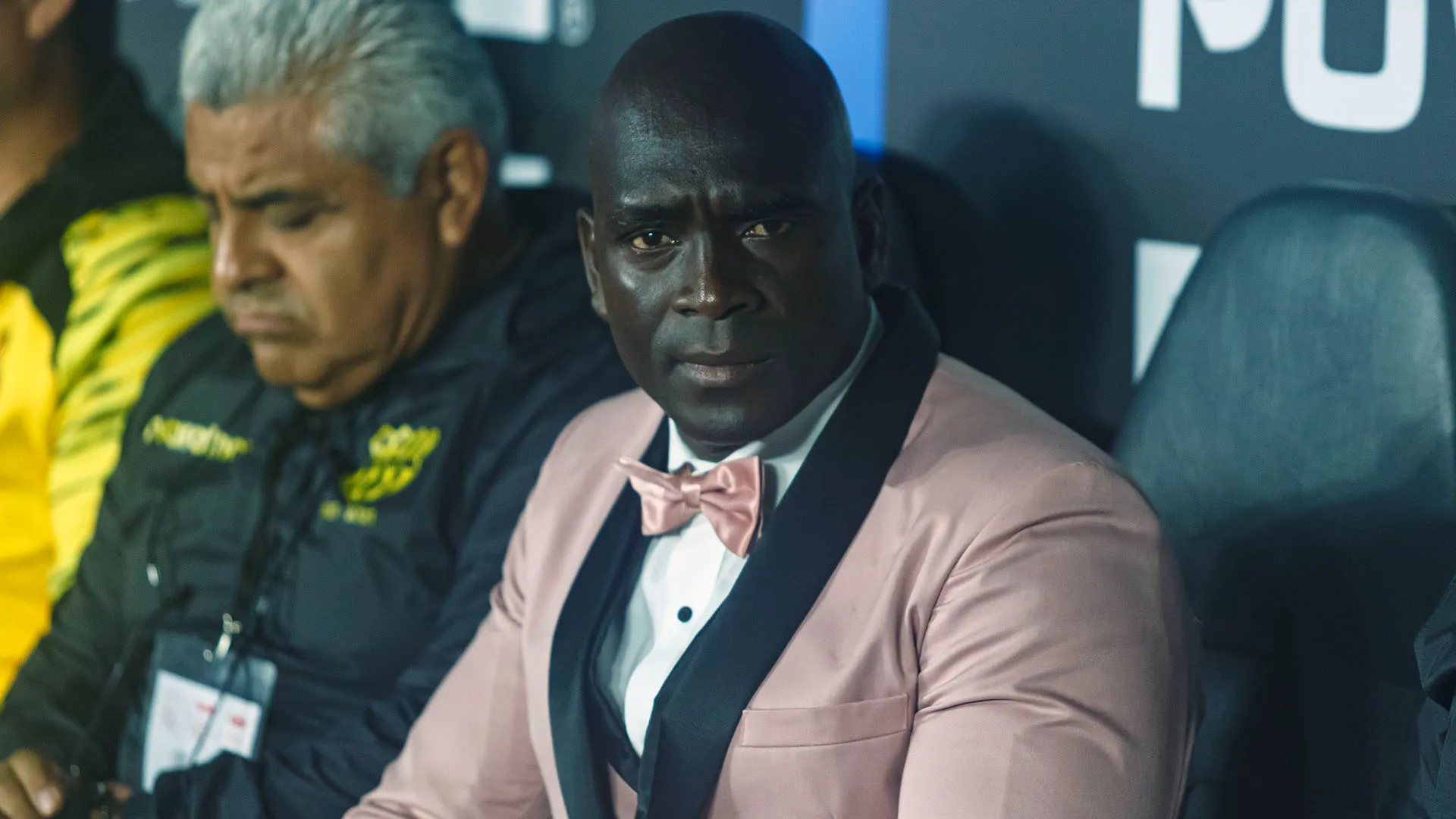 Il tecnico del Barcellona SC di Guayaquil, in Equador, si è presentato in campo in uno smoking rosa in occasione del match di Copa Libertadores contro il River Plate