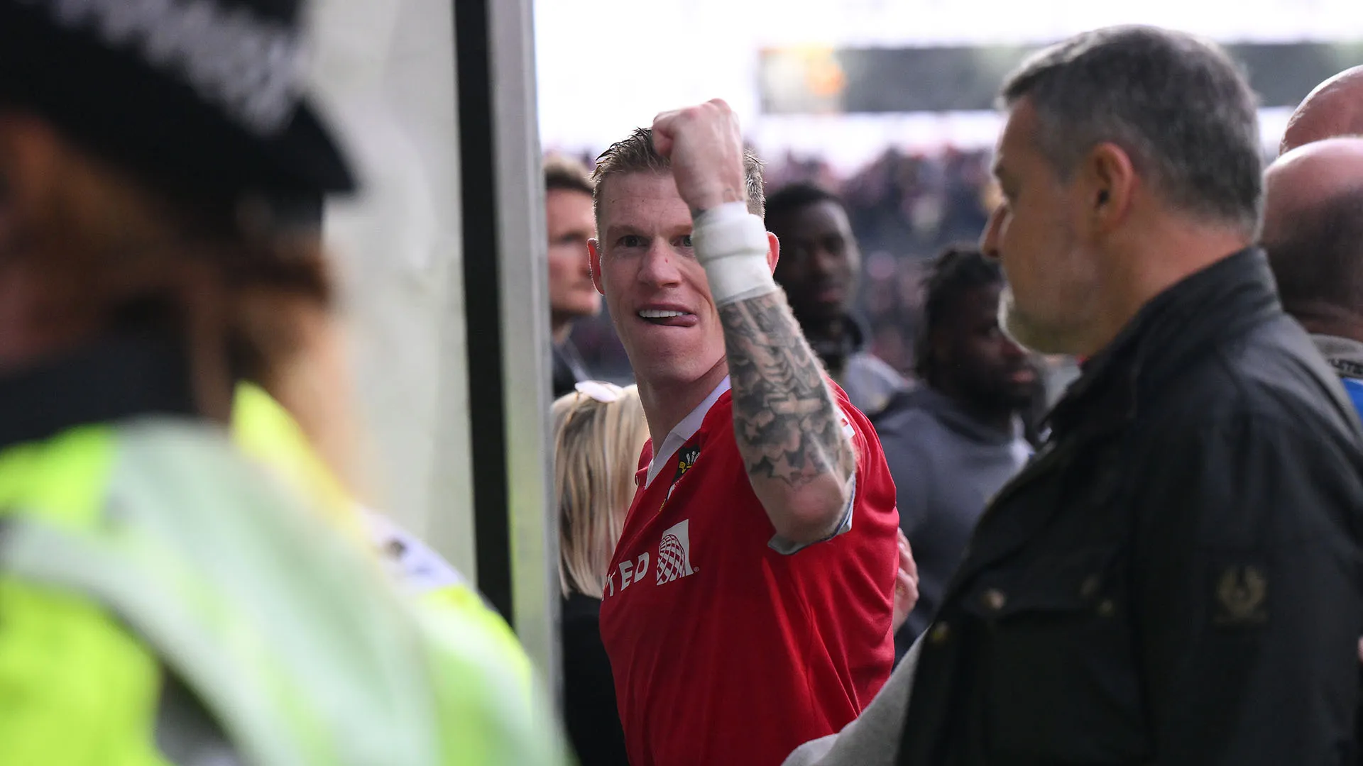 Momenti di grande tensione durante Wrexham-Stockport County
