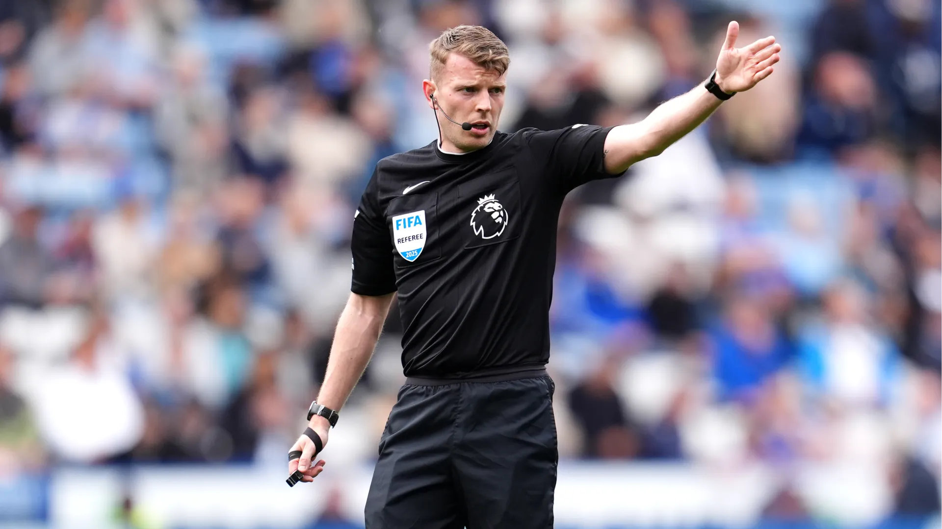 Al suo posto è entrato Sam Barratt, che ha arbitrato per la restante parte di gara
