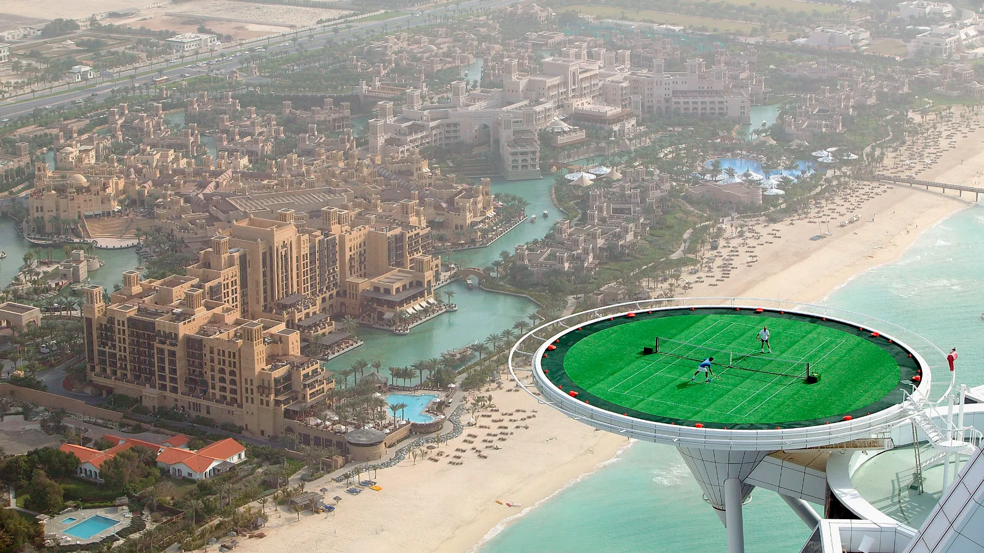 Nel 2005 i due campioni hanno giocato un'esibizione sul tetto dell'hotel Burj Al Arab a Dubai

