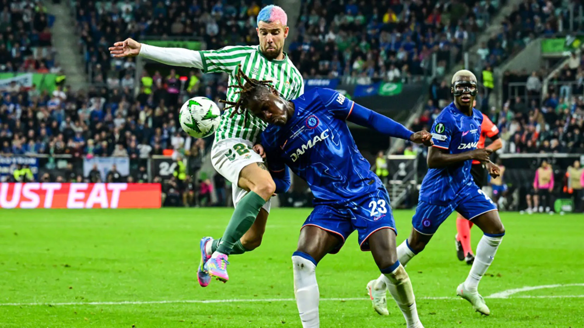 Aitor Ruibal durante Betis Siviglia-Chelsea ha sfoggiato una capigliatura impossibile da non notare
