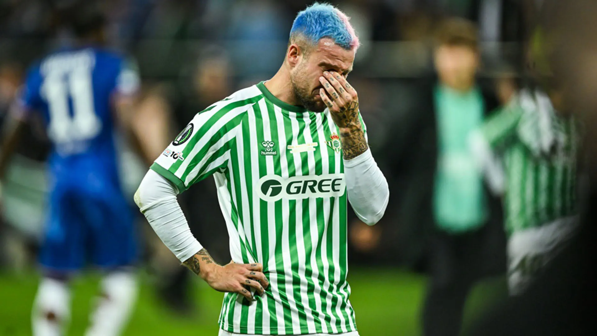 I fotografi a bordo campo erano molto interessati alla capigliatura del calciatore
