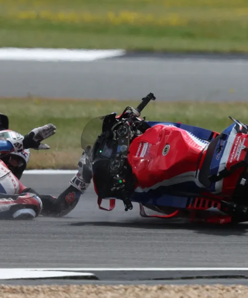 MotoGP, Silverstone, a terra i fratelli Marquez: bandiera rossa