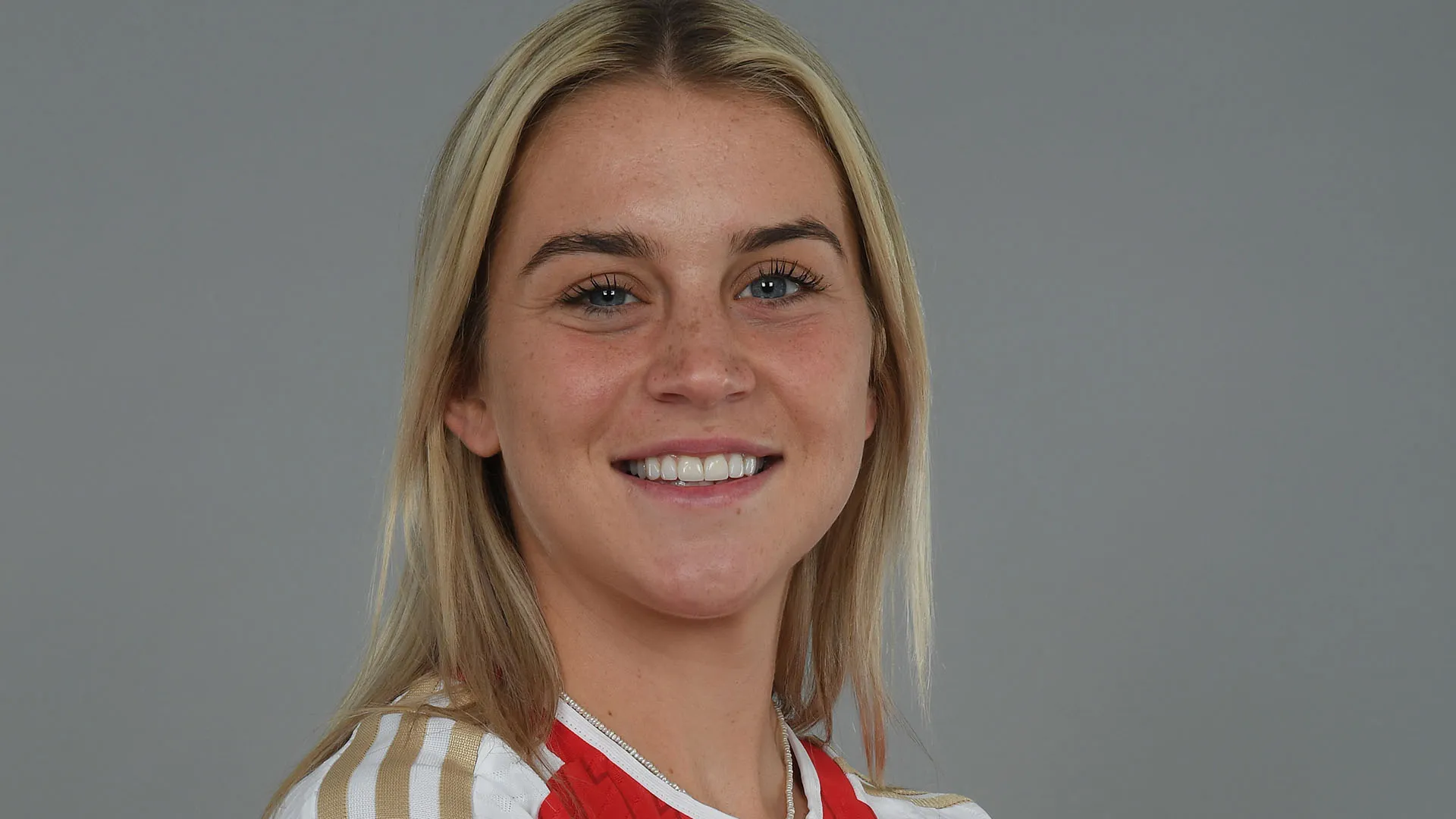 Successivamente si sposta negli Stati Uniti dove gioca nella squadra di calcio femminile universitario dell'Università della Carolina del Nord a Chapel Hill

