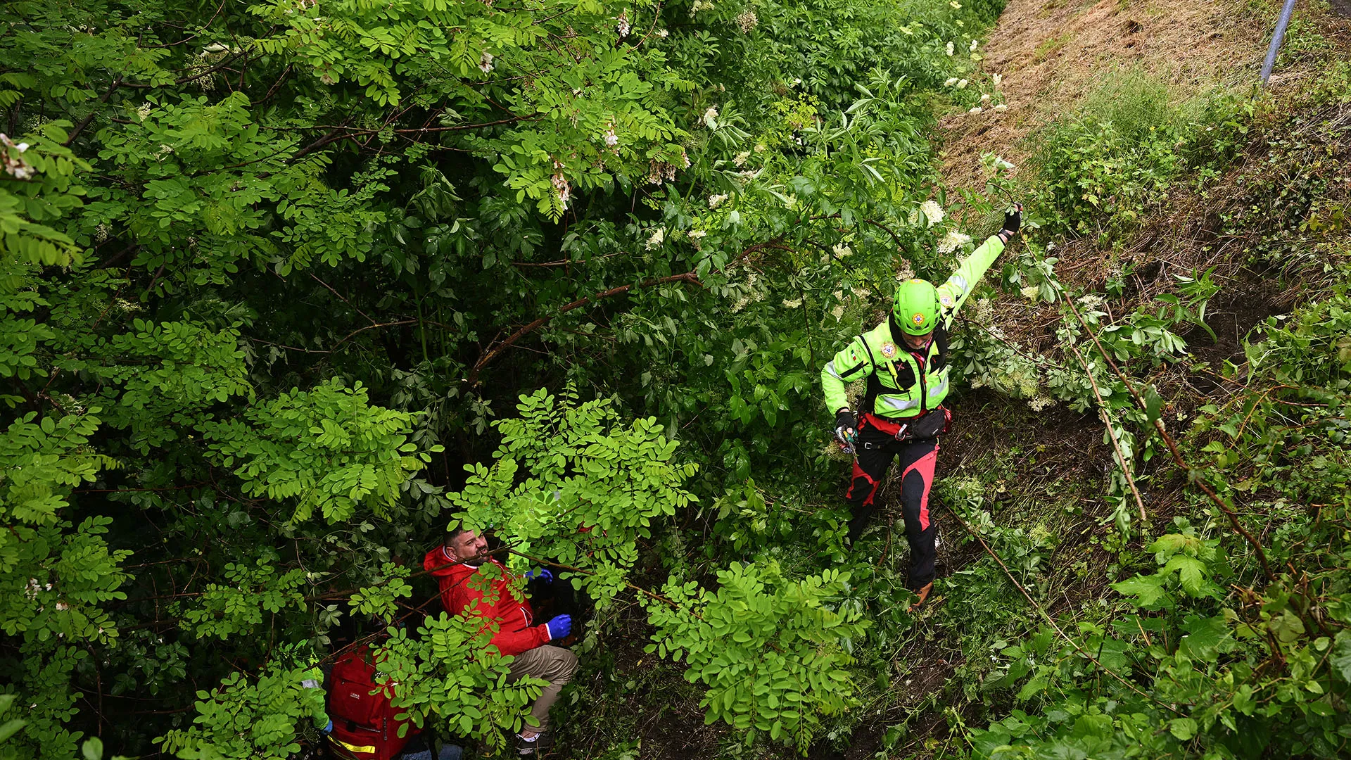 Martinelli è riuscito ad evitare il guard rail, ma è precipitato nel burrone