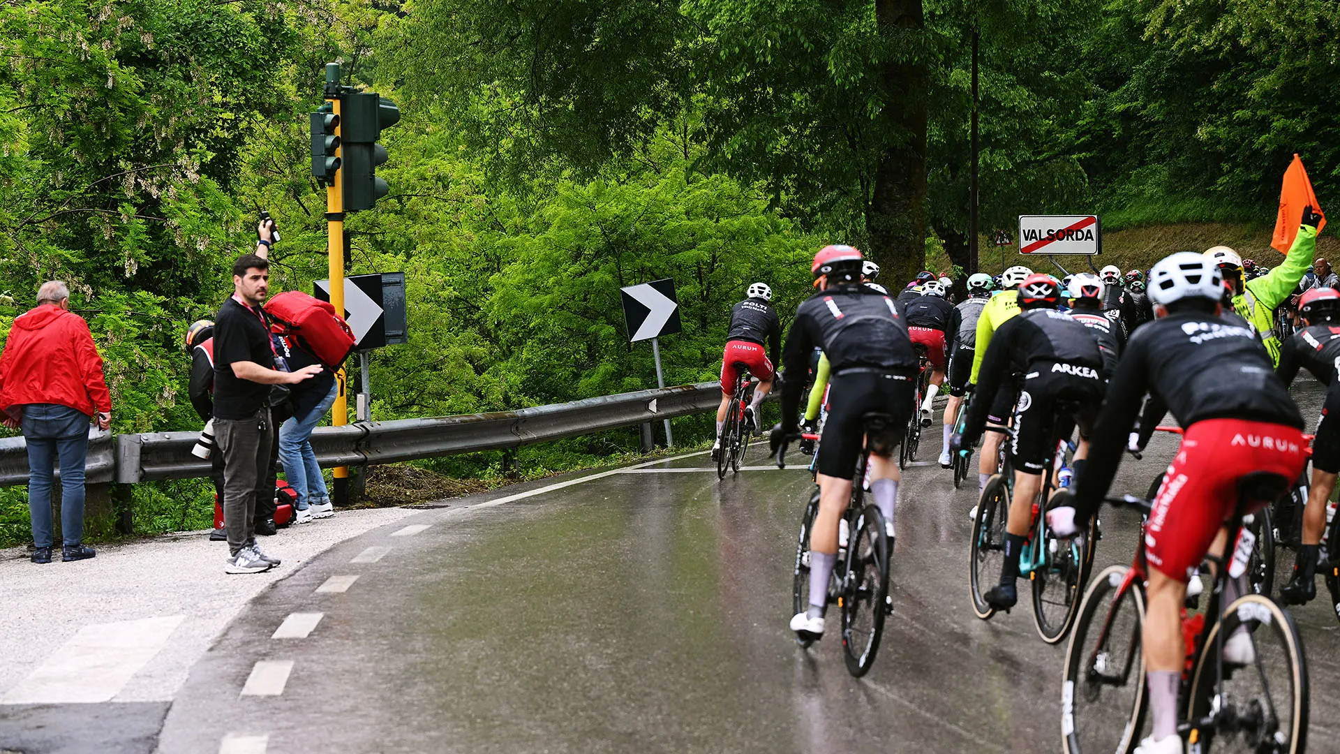 Momenti di grande apprensione per Alessio Martinelli, caduto durante la sedicesima tappa del Giro d'Italia