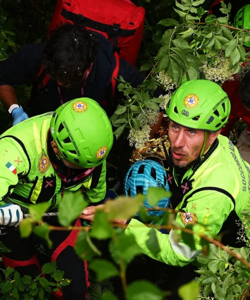 Il ciclista precipita nel burrone: le foto dei soccorsi al Giro d’Italia