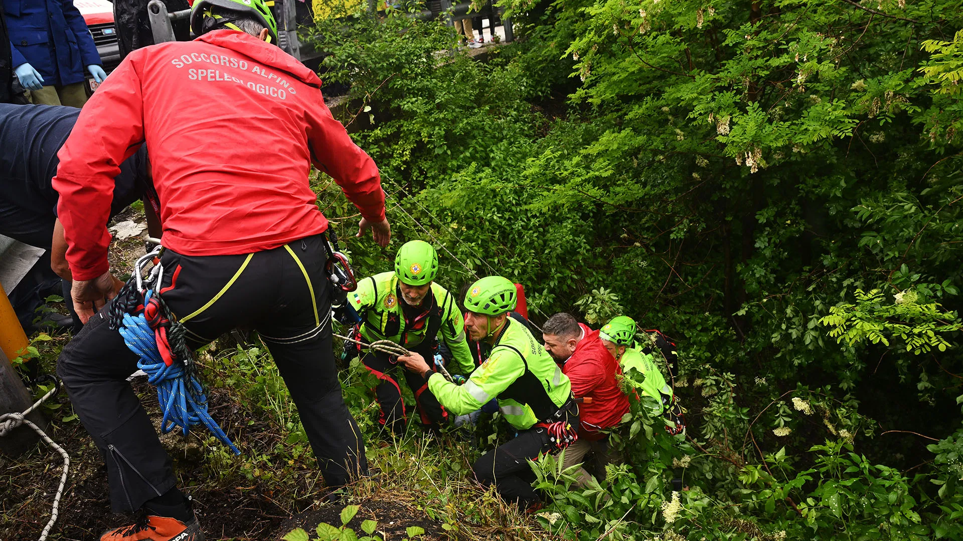 Quindi hanno recuperato il ciclista, sistemandolo su una barella