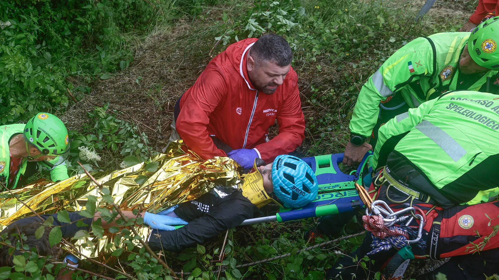 I soccorritori si sono calati nel burrone